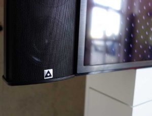 Pan speakers in custom hoogte leverbaar, zodat de luidspreker perfect passend aansluit op het scherm